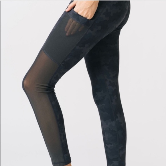 ZYIA Pants - ZYIA ACTIVE HERO CAMO MESH POCKET HI RISE‎ 7/8 Size 2